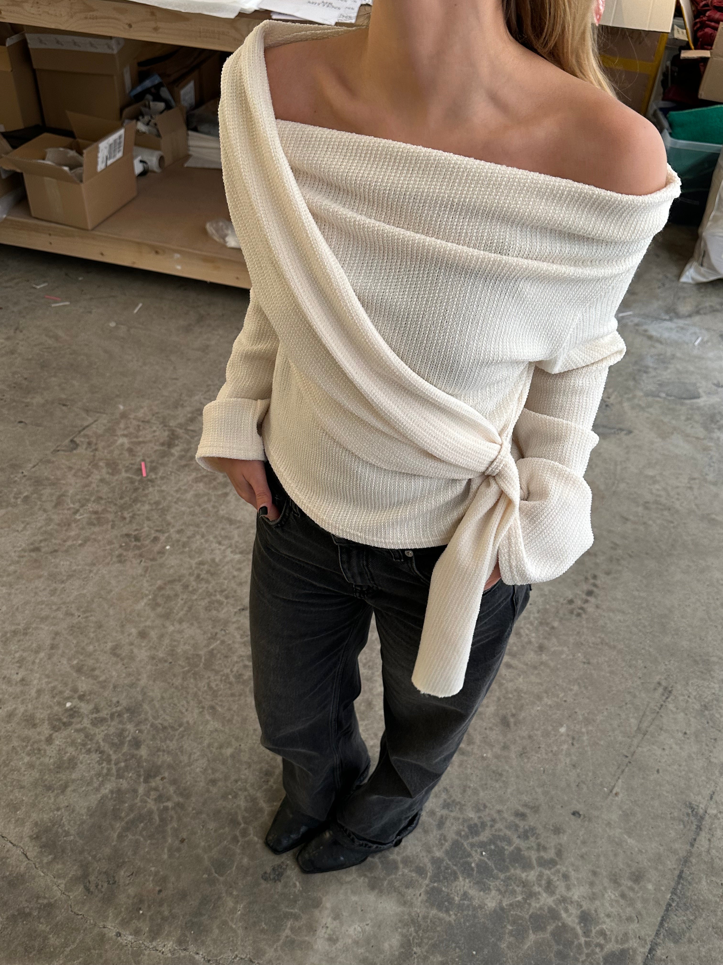 Drapiertes, gegürtetes Top in Elfenbein