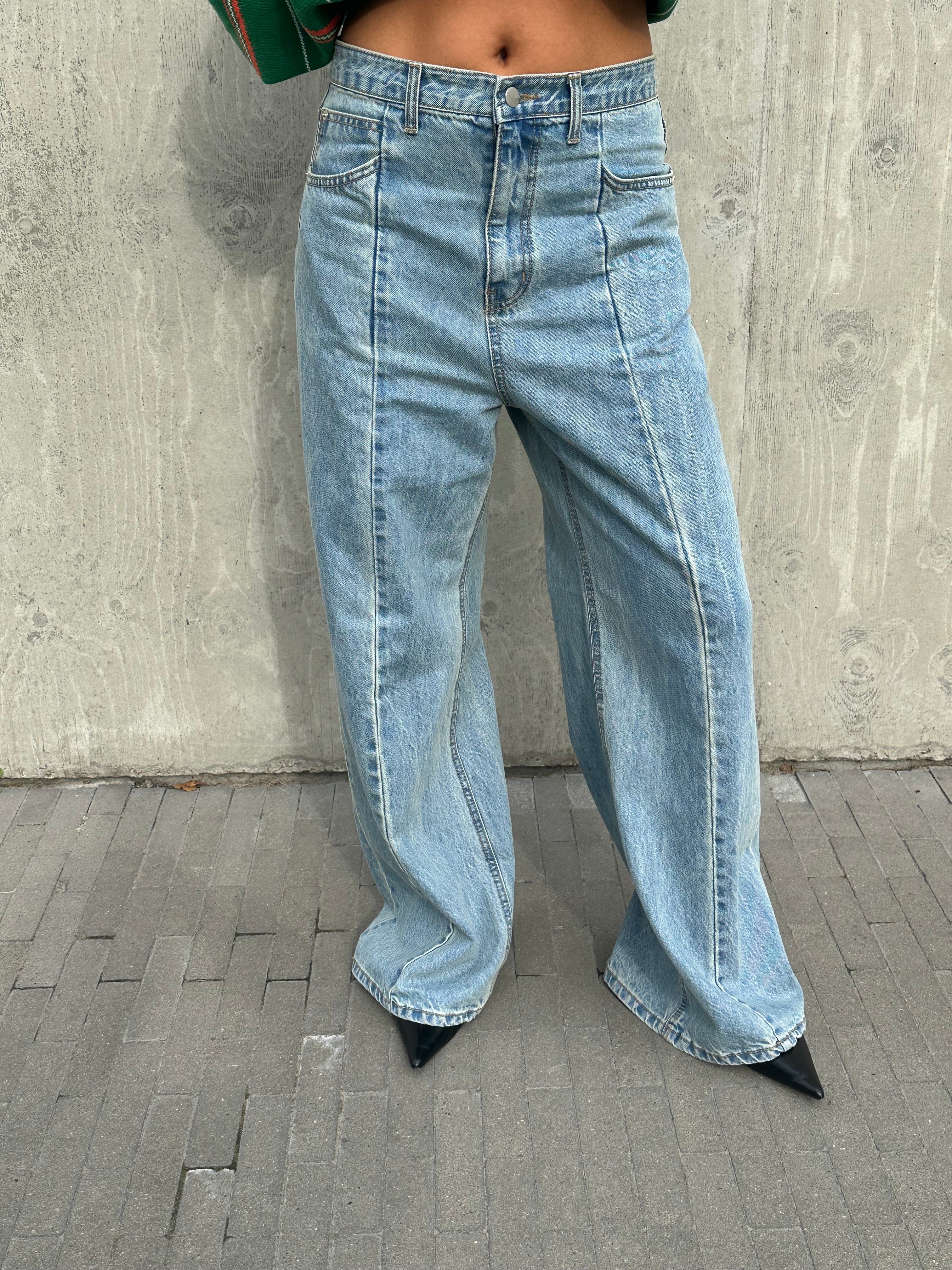 Jeans mit ausgestellten Nähten, hellblau