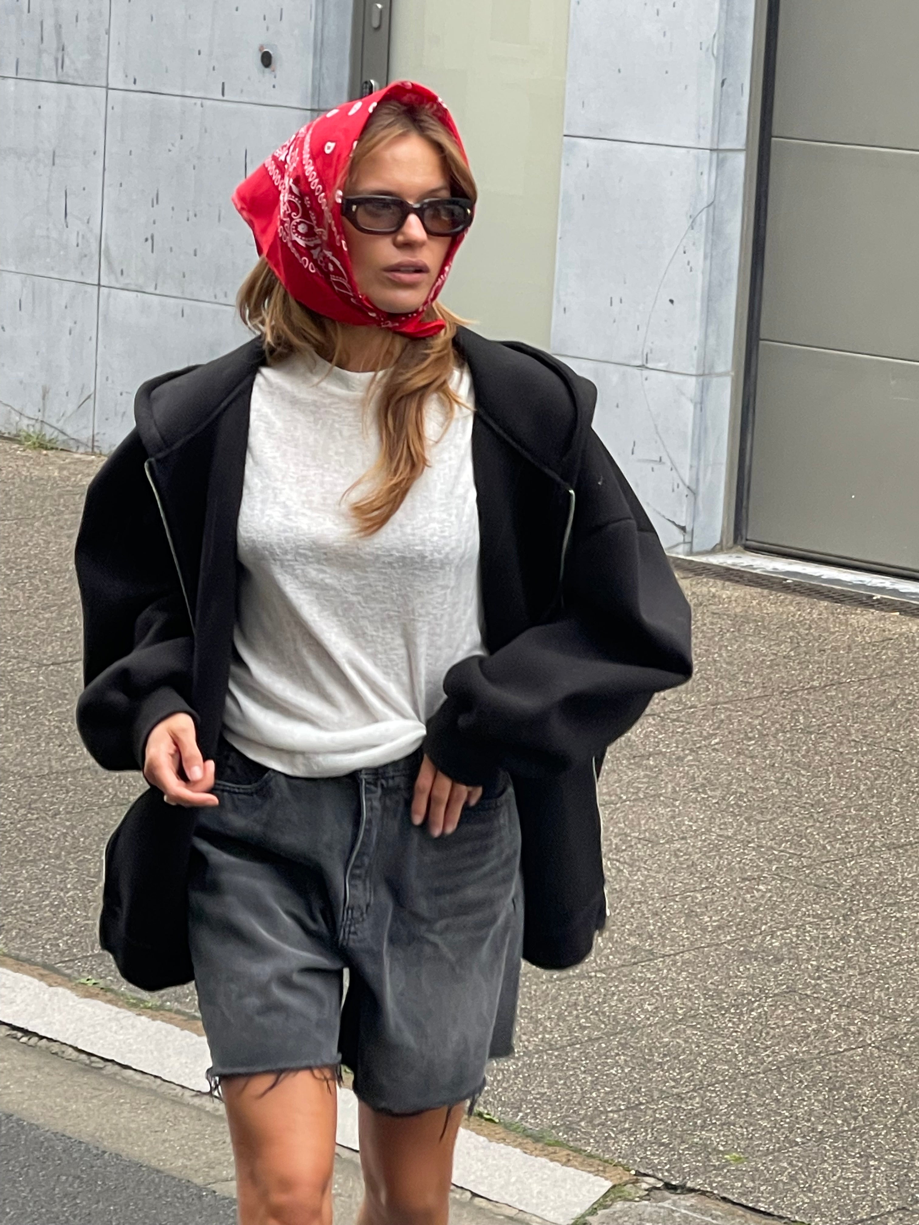 Schwarze Oversize-Kapuzenweste