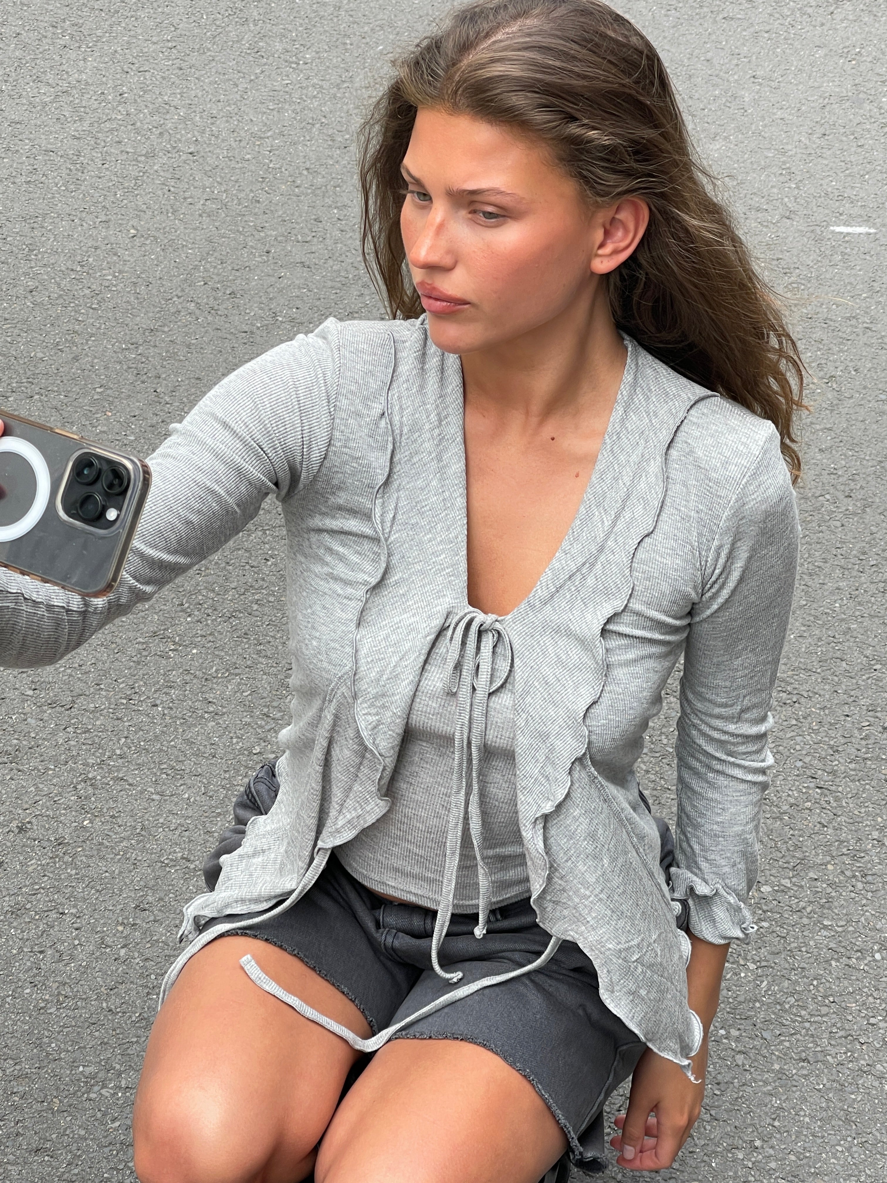 Lagen-Strickjacke mit Rüschen und Schleifen, Grau