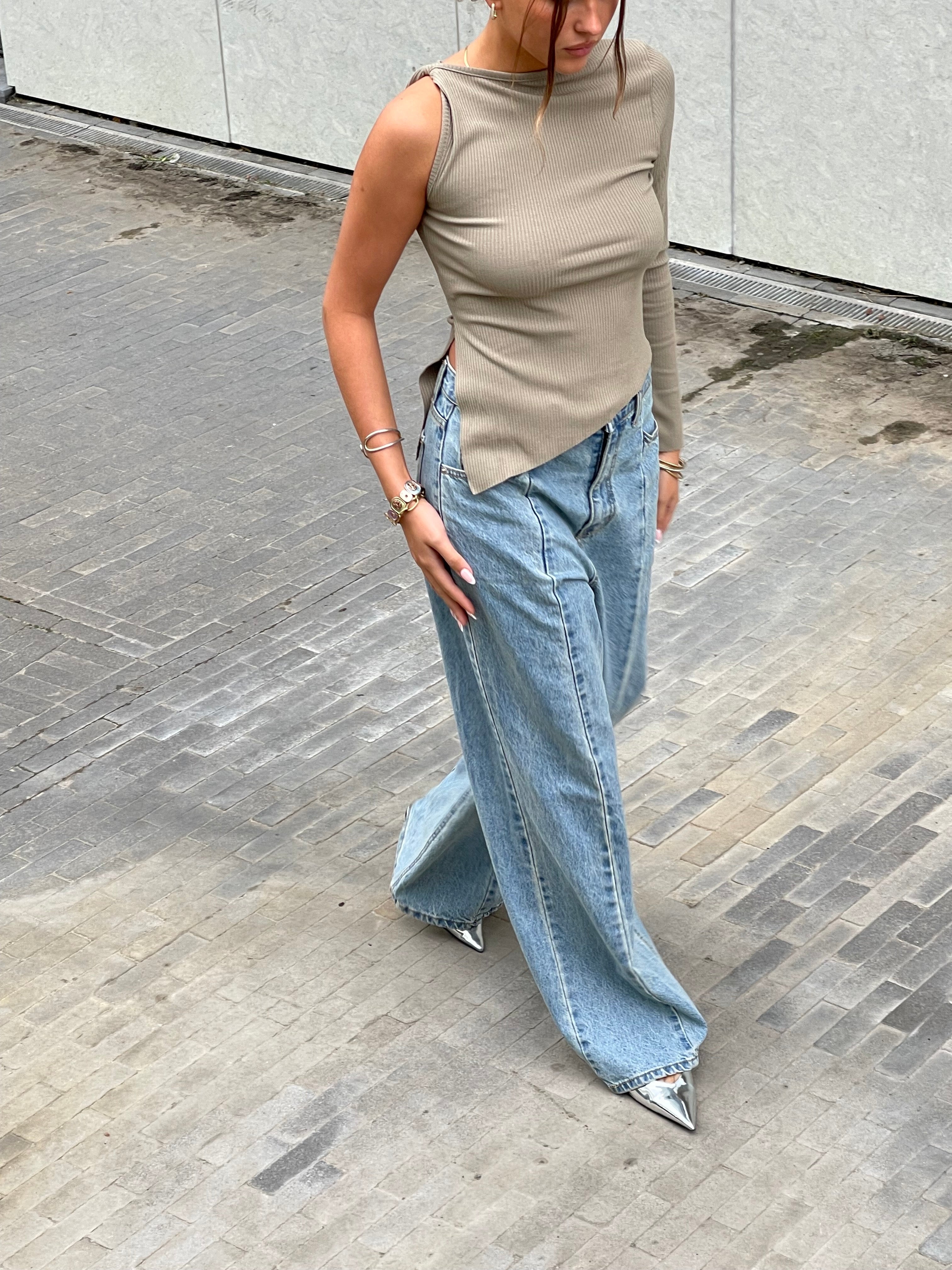 Jeans mit ausgestellten Nähten, hellblau