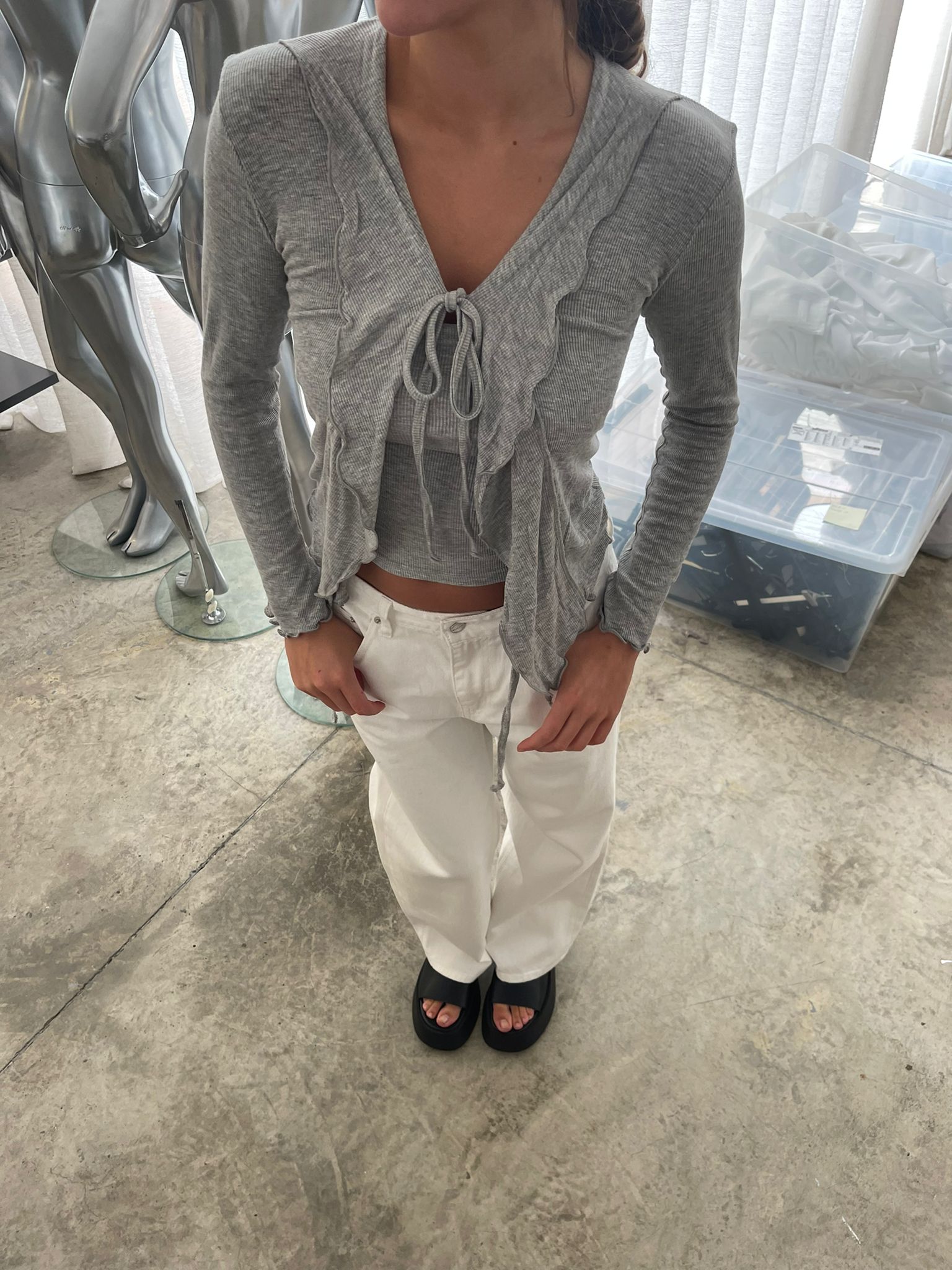 Lagen-Strickjacke mit Rüschen und Schleifen, Grau