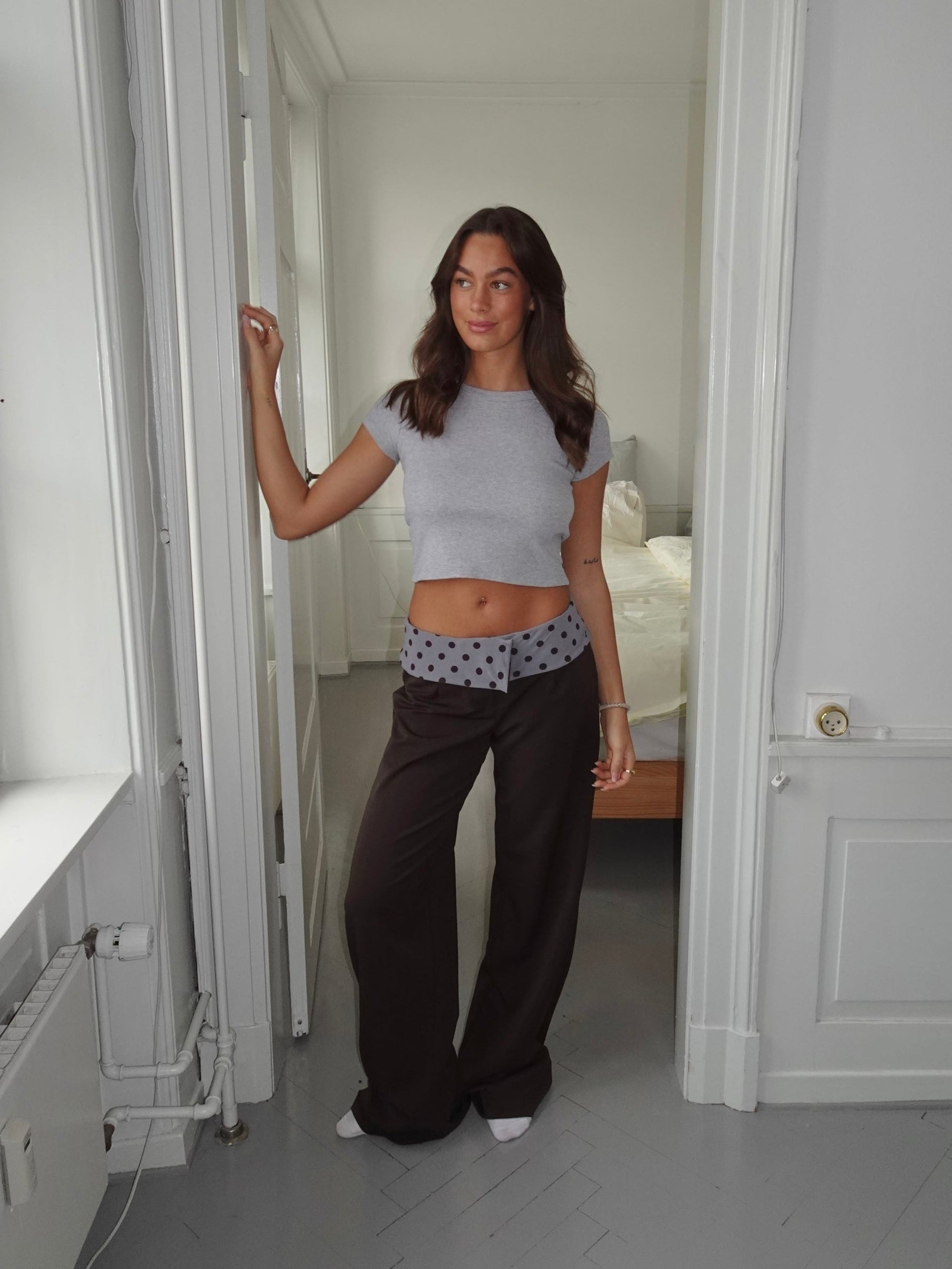 Calsia suit pants with polka dotted trim – Brown/blue