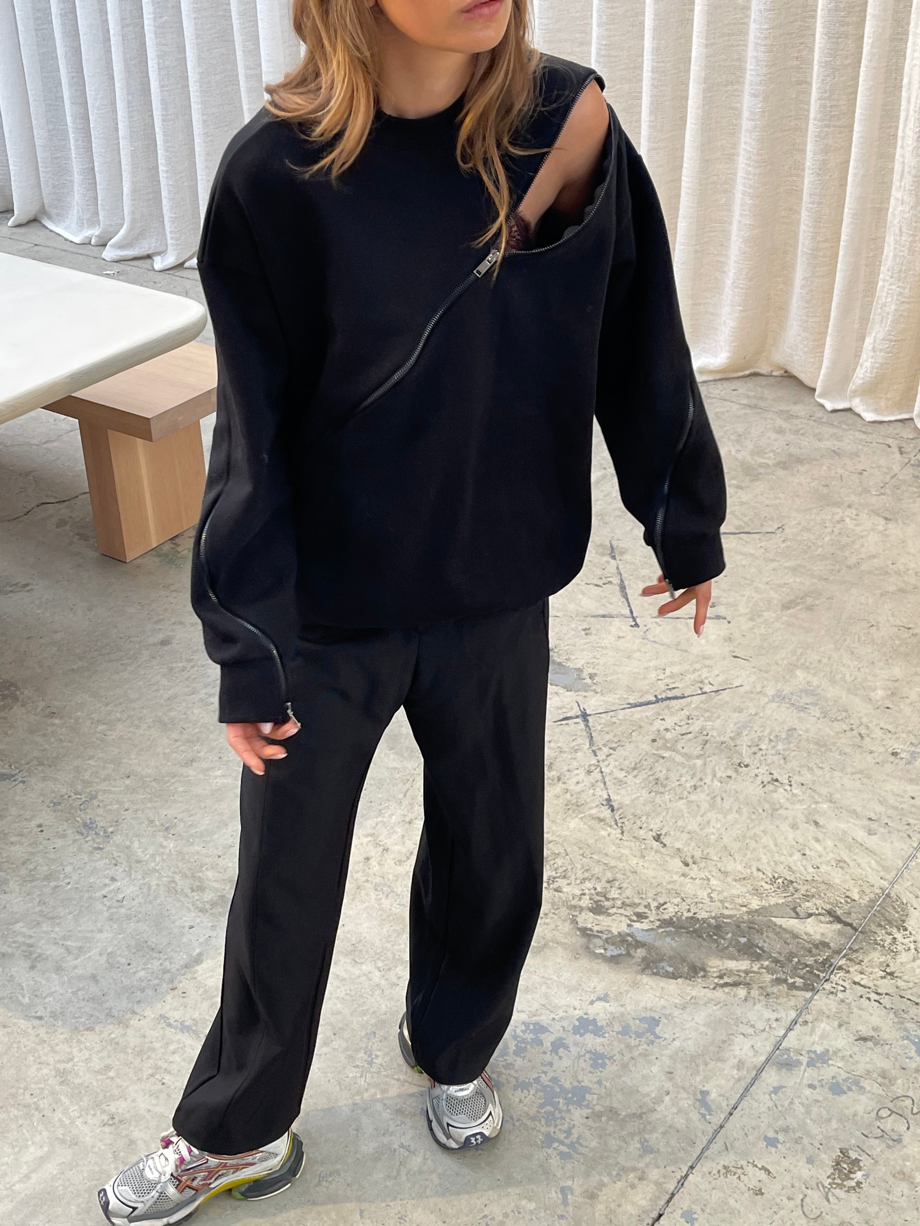 Schwarzer Pullover mit diagonalem Reißverschluss